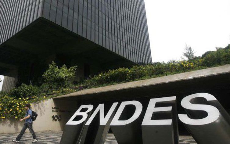 Sede BNDES: Edifício, logo e pessoa em movimento