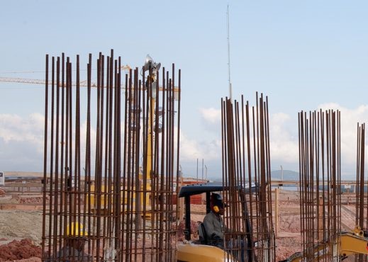 Canteiro de Obras: Estrutura de Concreto e Máquinas Pesadas