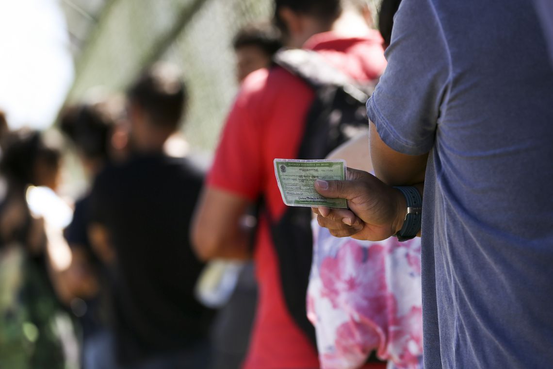 Cidadania e Voto: Eleitor Brasileiro com Título em Fila