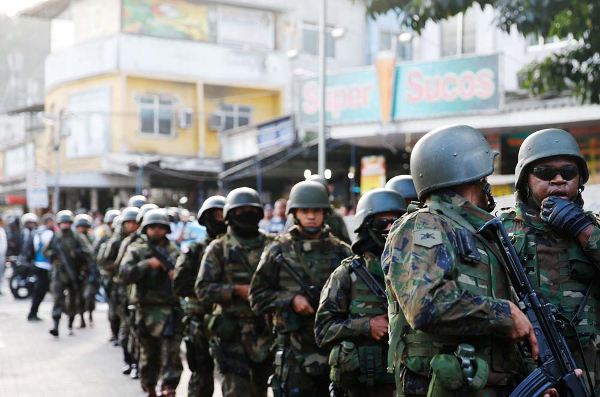 Soldados em Patrulha Urbana: Presença Militar em Foco