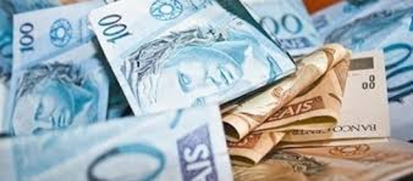 Dinheiro Brasileiro: Cédulas de Real Empilhadas