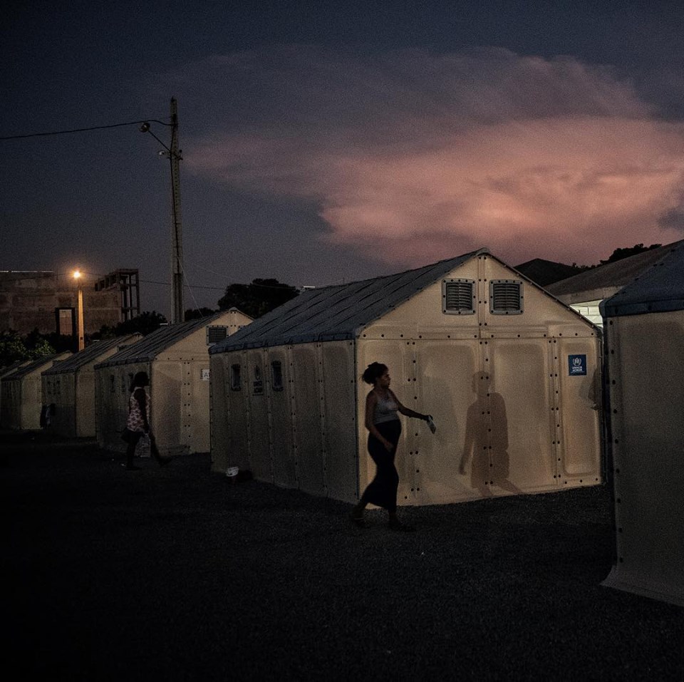 Crepúsculo em Acampamento: Mulher Grávida e Abrigos UNHCR