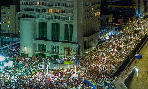 Multidão Noturna: Mobilização Popular em Orla Urbana