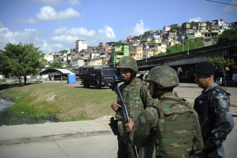 Militares e Polícia em patrulhamento em favela brasileira