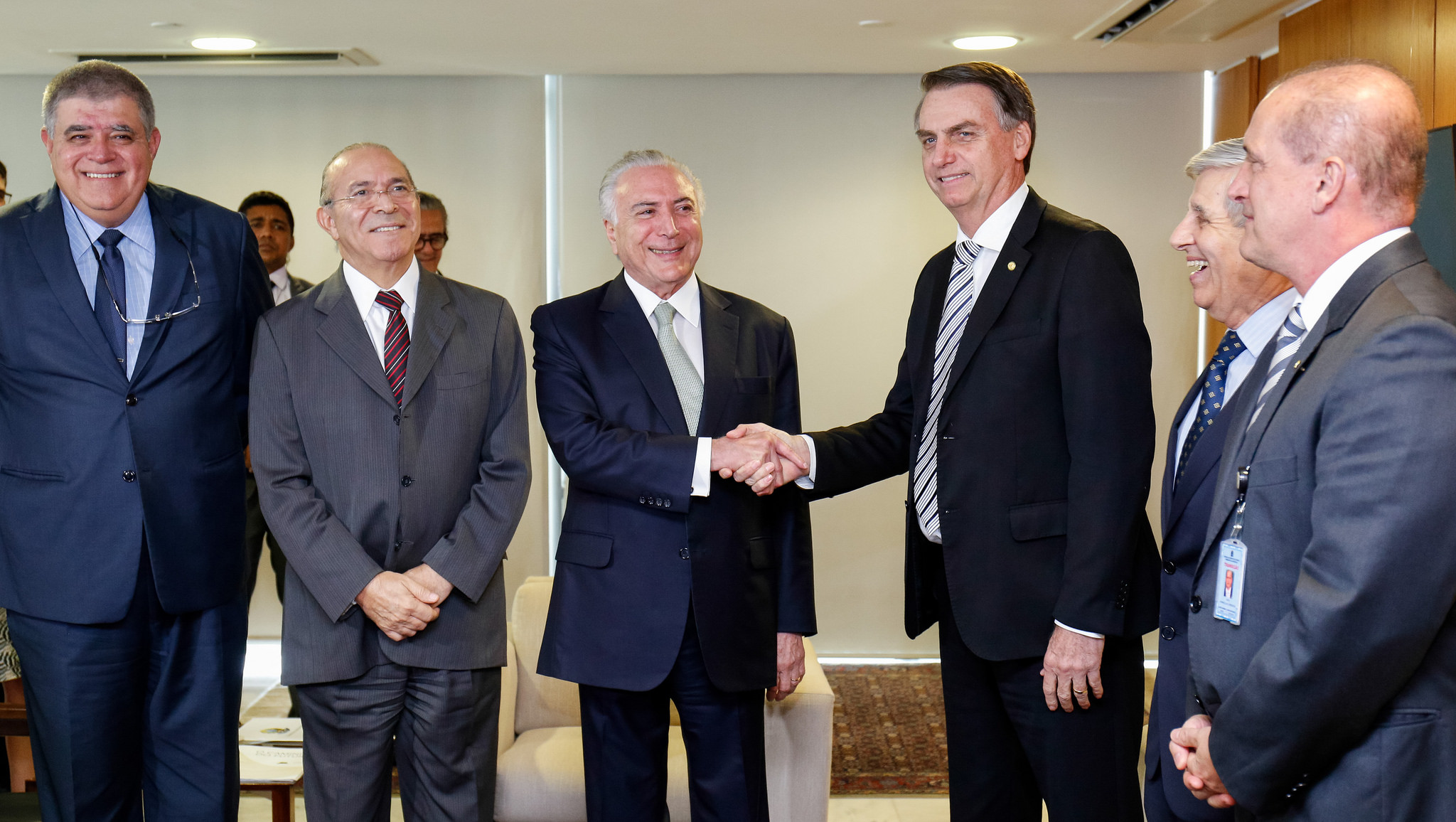 Bolsonaro e Temer: Encontro Presidencial Formal no Brasil