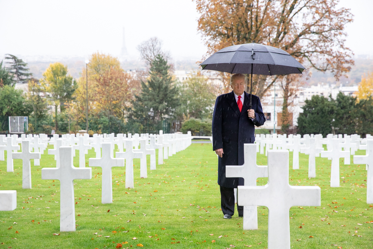 Donald Trump em cemitério militar sob chuva em Paris