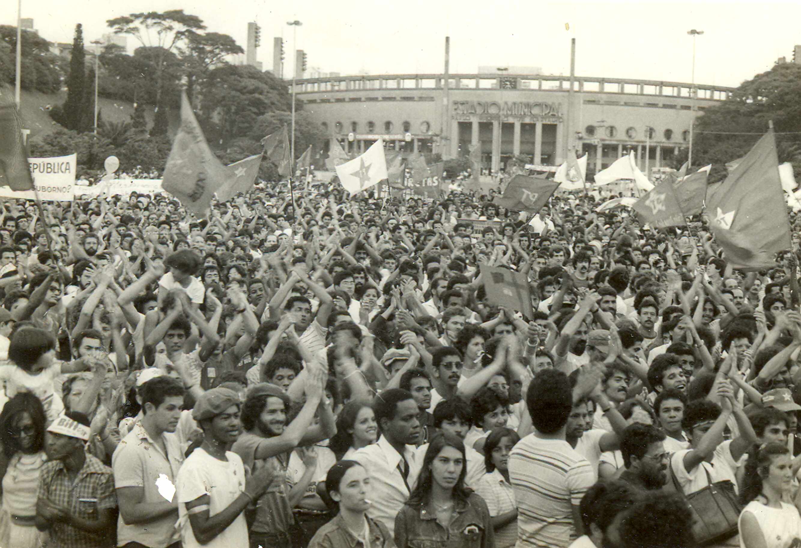 Multidão em Manifestação Histórica no Estádio Municipal