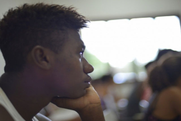 Jovem em reflexão, perfil atento.