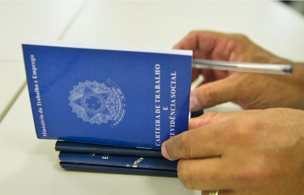 Manuseio de Carteiras de Trabalho e Previdência Social