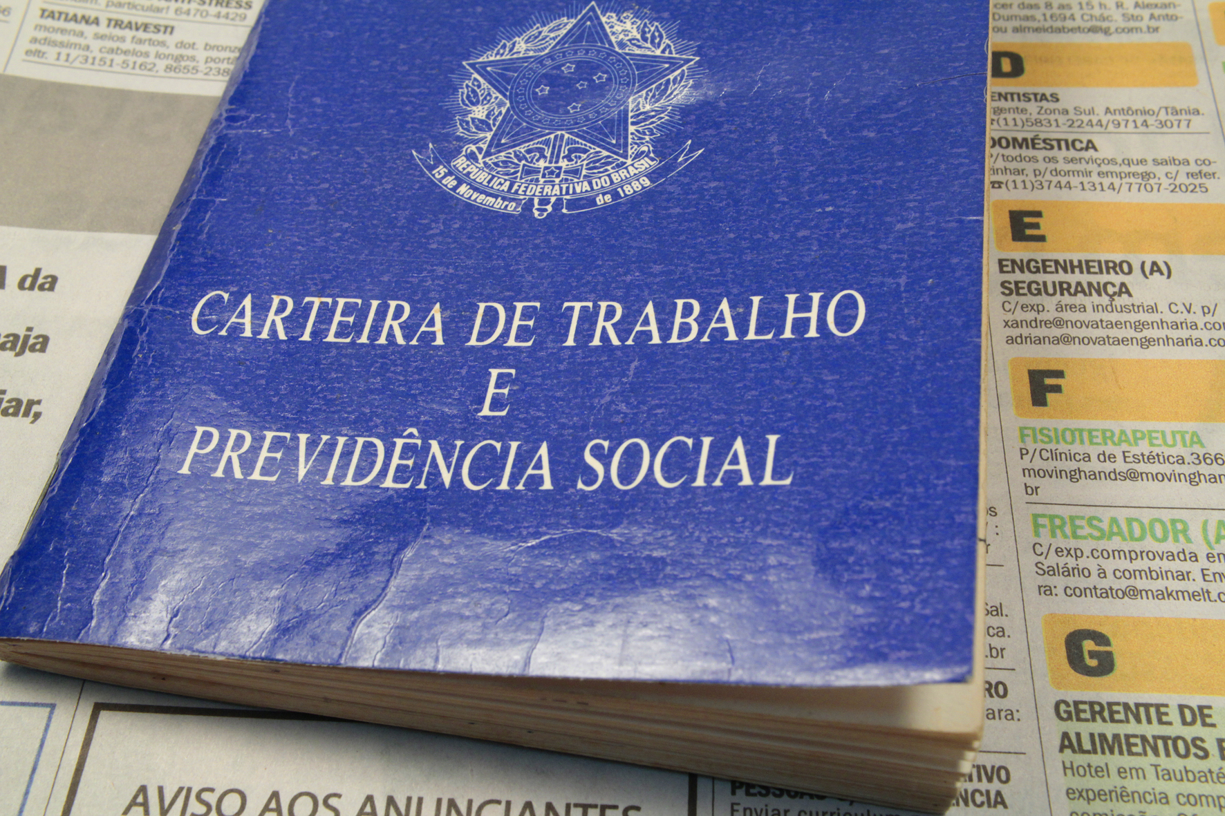 Carteira de Trabalho e Previdência Social sobre classificados