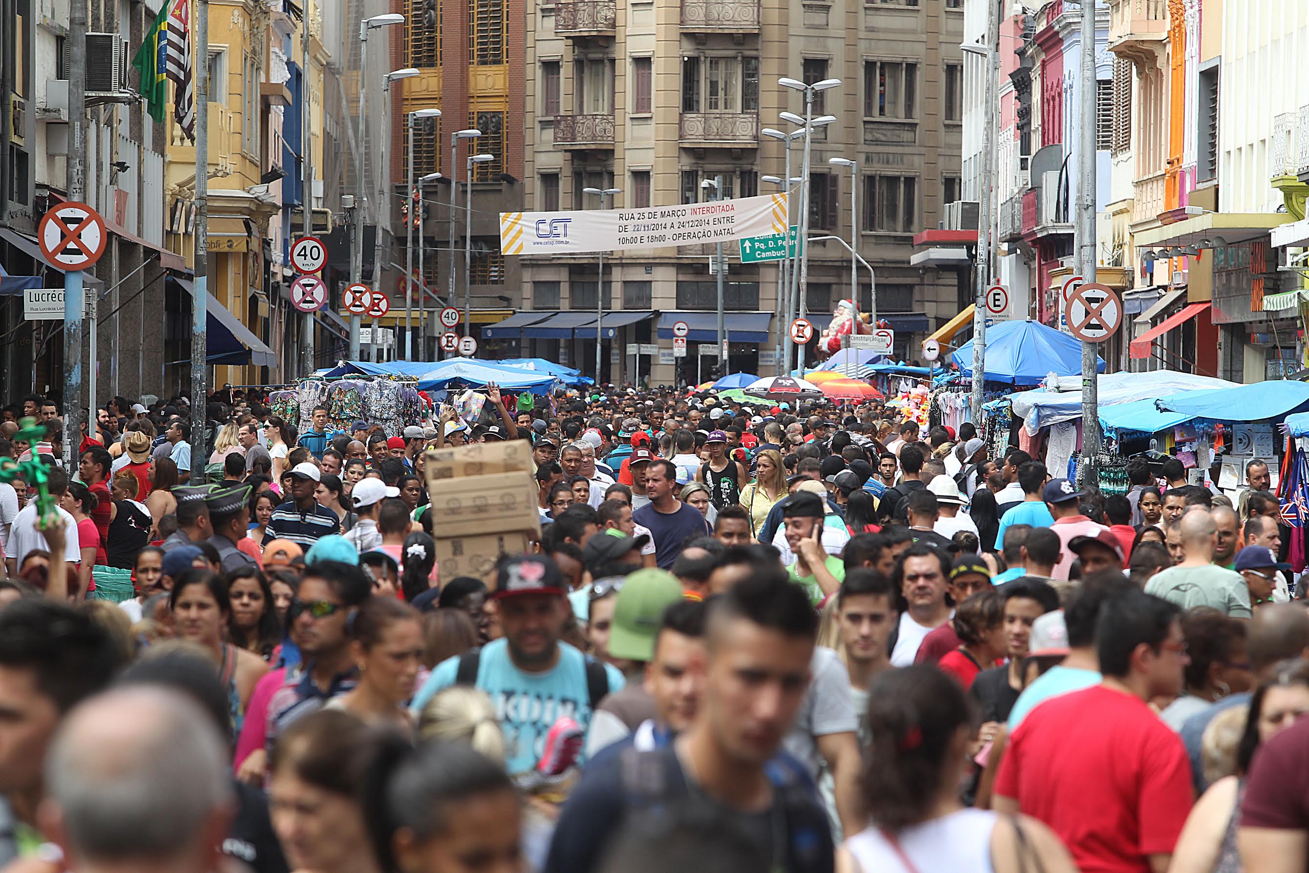 Multidão na Rua 25 de Março, São Paulo em Operação Natal