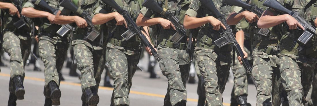 Soldados Marchando em Uniforme Militar com Fuzis