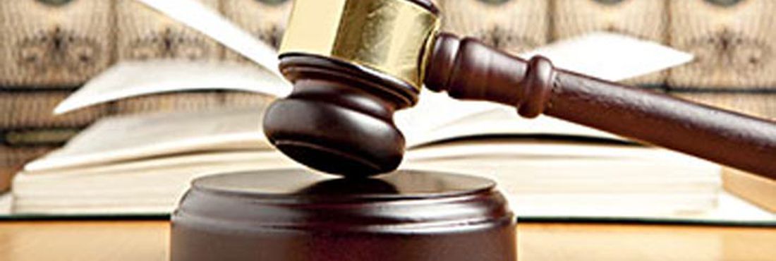 Gavel e Livros de Lei: Símbolos da Justiça