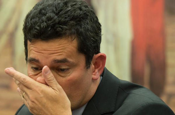 Momento de Emoção: Homem com a Mão no Rosto