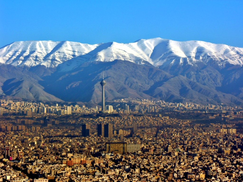 Teerã: Cidade, Torre Milad e Montanhas Alborz Nevadas