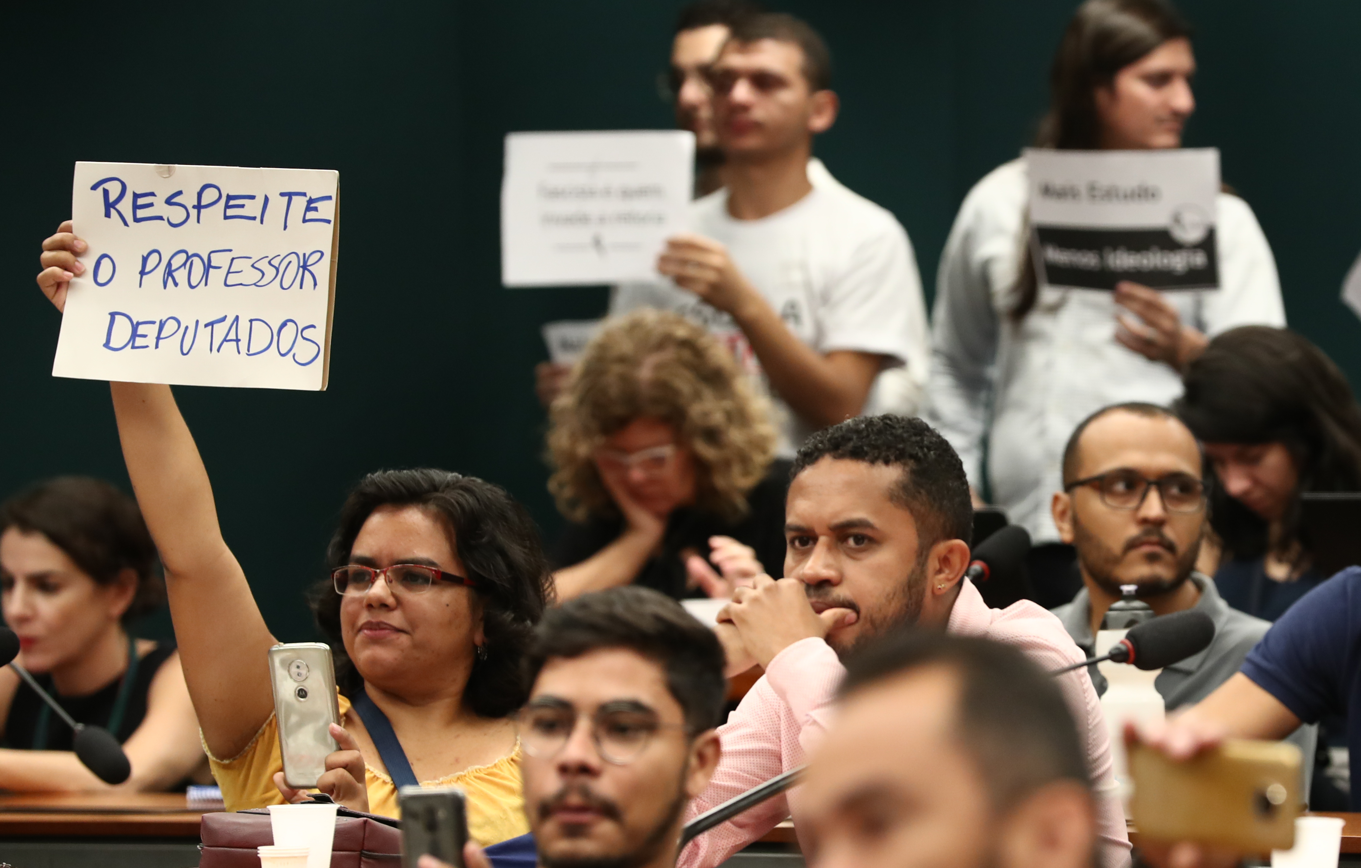 Professores Exigem Respeito de Deputados em Manifestação