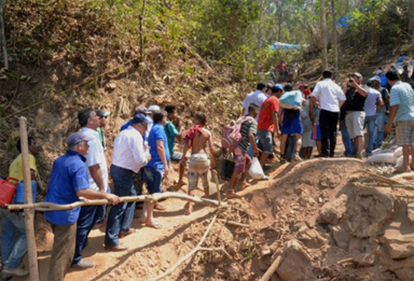Multidão em Trilha de Terra Íngreme em Área Arborizada