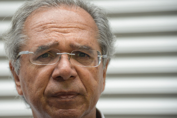 Paulo Guedes: Retrato de Reflexão e Seriedade