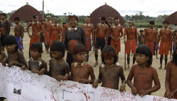 Povo Indígena em Protesto por Terra e Memória