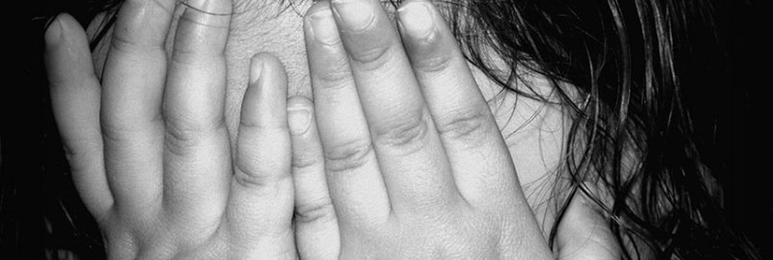 Mãos cobrindo o rosto: Vulnerabilidade e Desespero