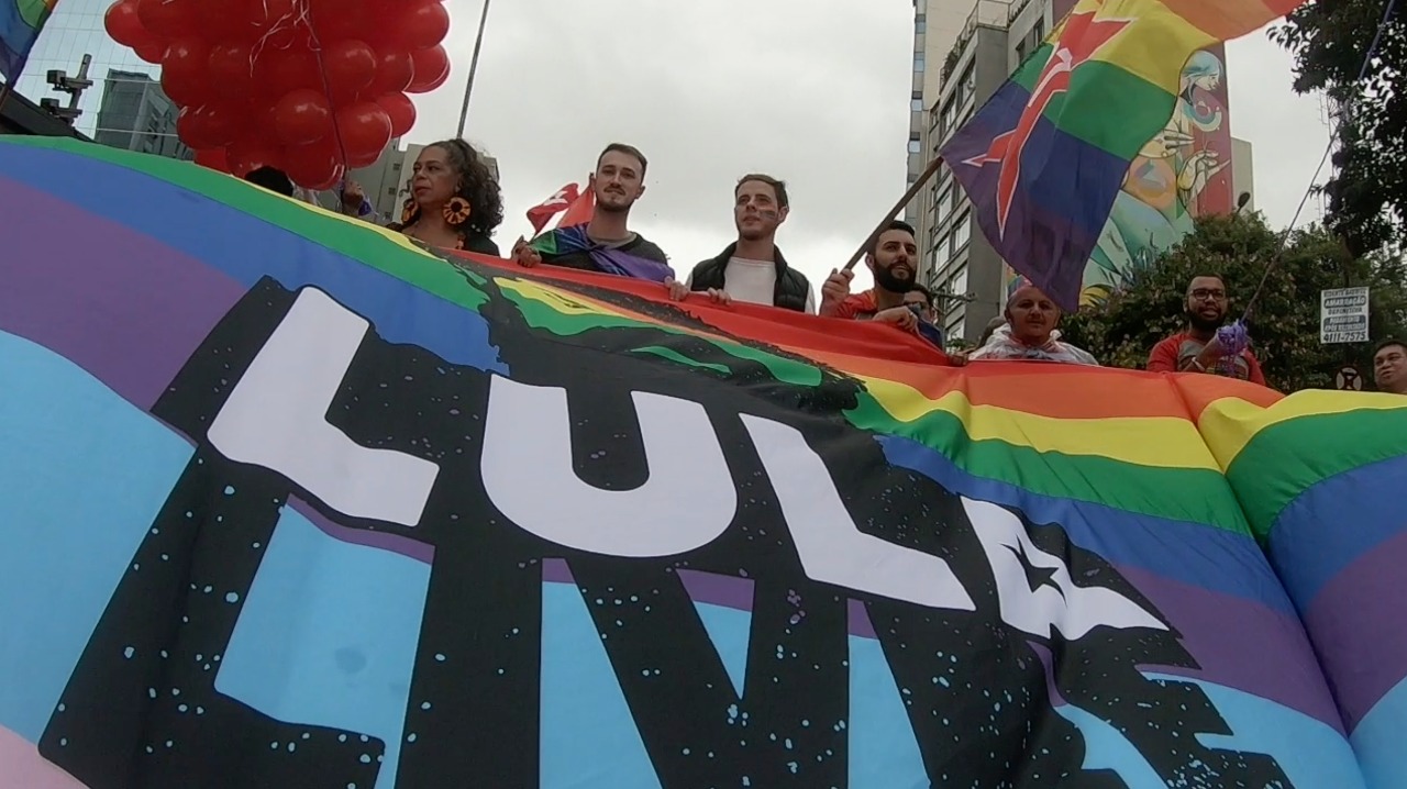 Manifestantes com Bandeira LGBTQIA+ e Lula