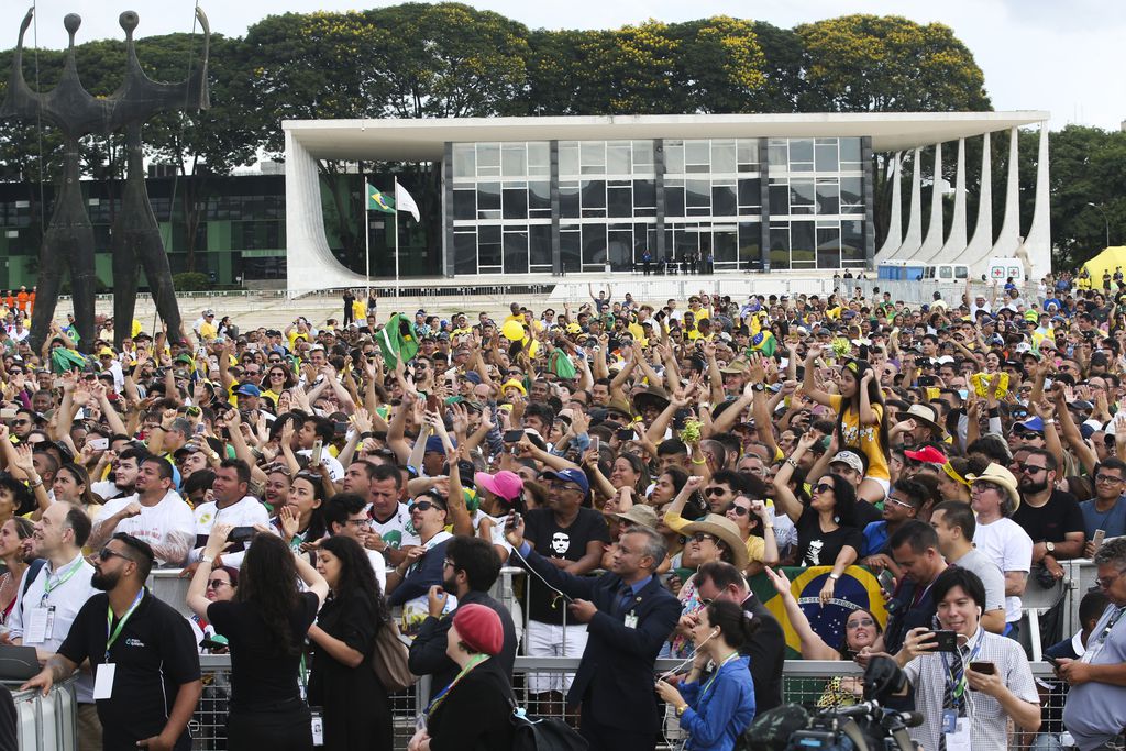 Multidão em Manifestação Política Nacionalista em Brasília