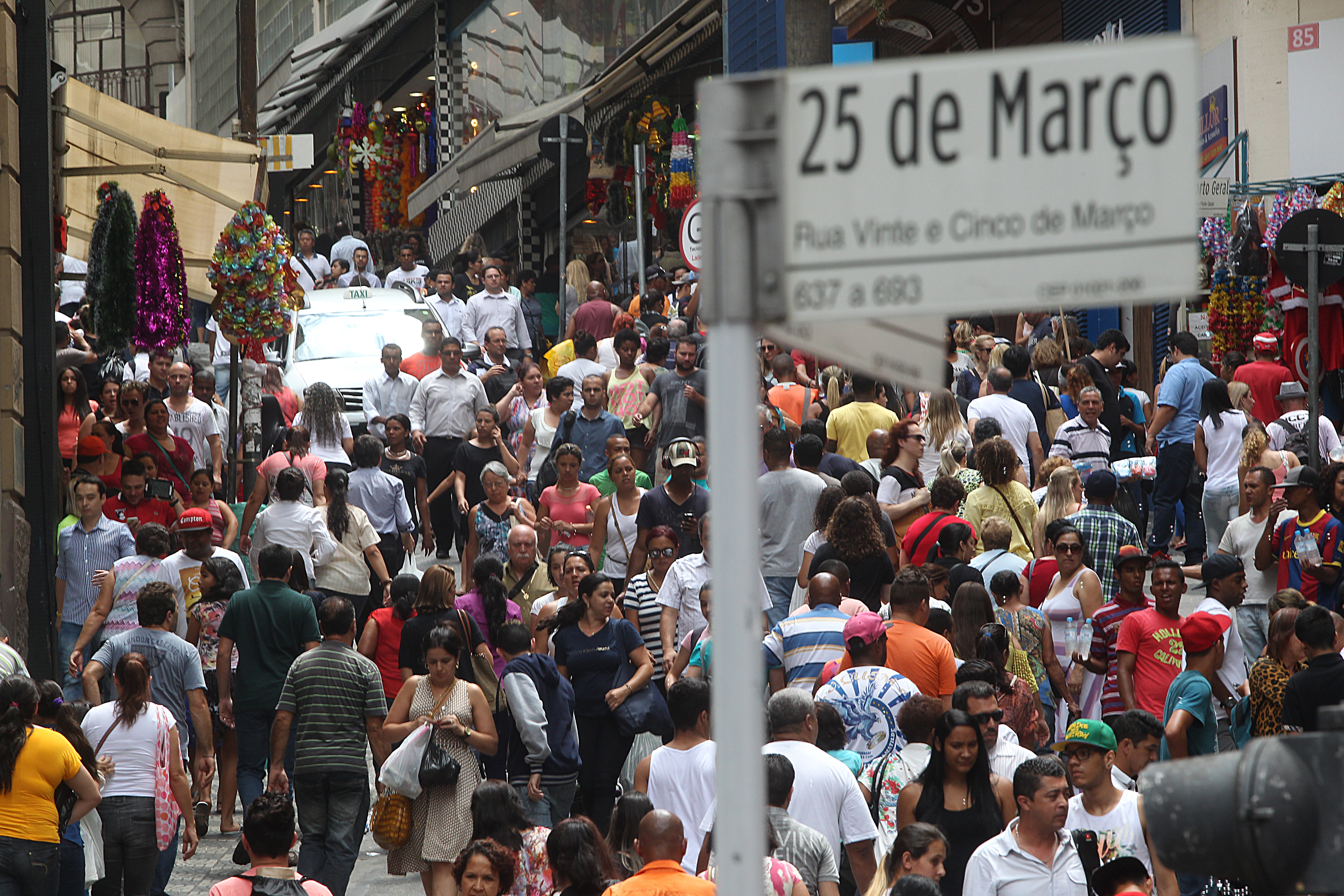 Rua 25 de Março: Comércio Popular e Multidão Urbana