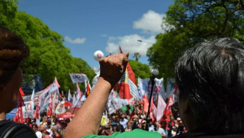 Manifestação popular: punho erguido em meio às bandeiras