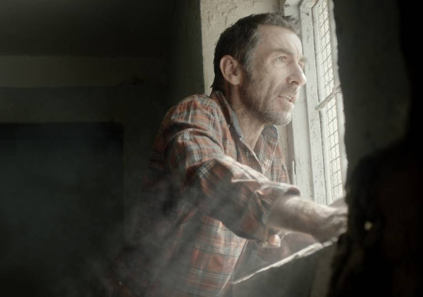 Homem em Janela Rústica: Reflexão, Resiliência e Esperança