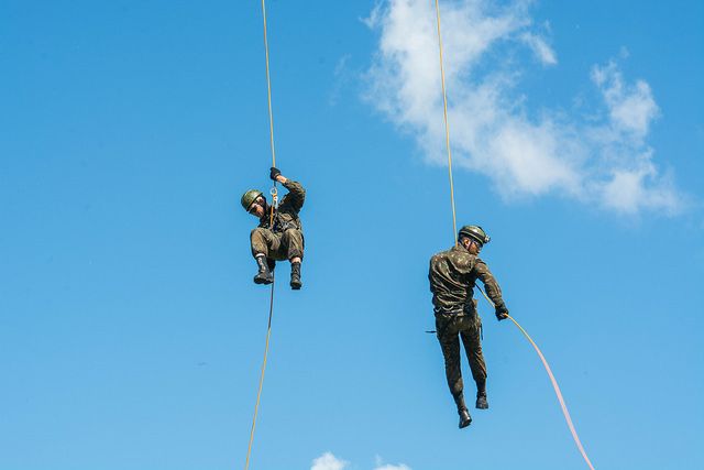 Militares em Treinamento de Rapel Contra o Céu Azul