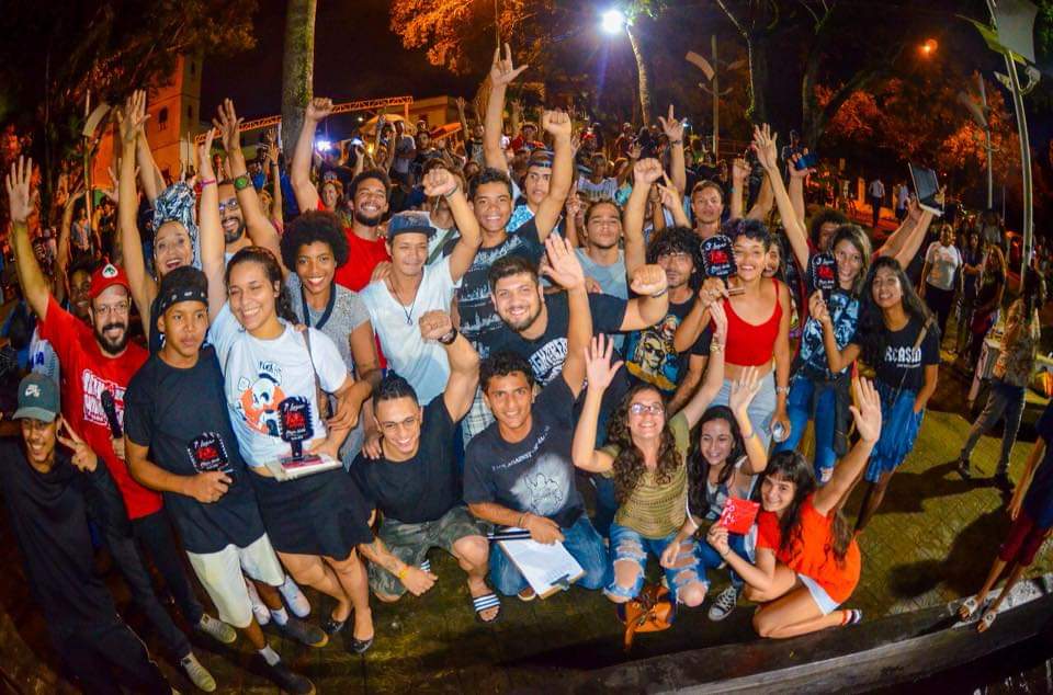 Juventude Ativa em Evento Noturno Celebrando Unidade
