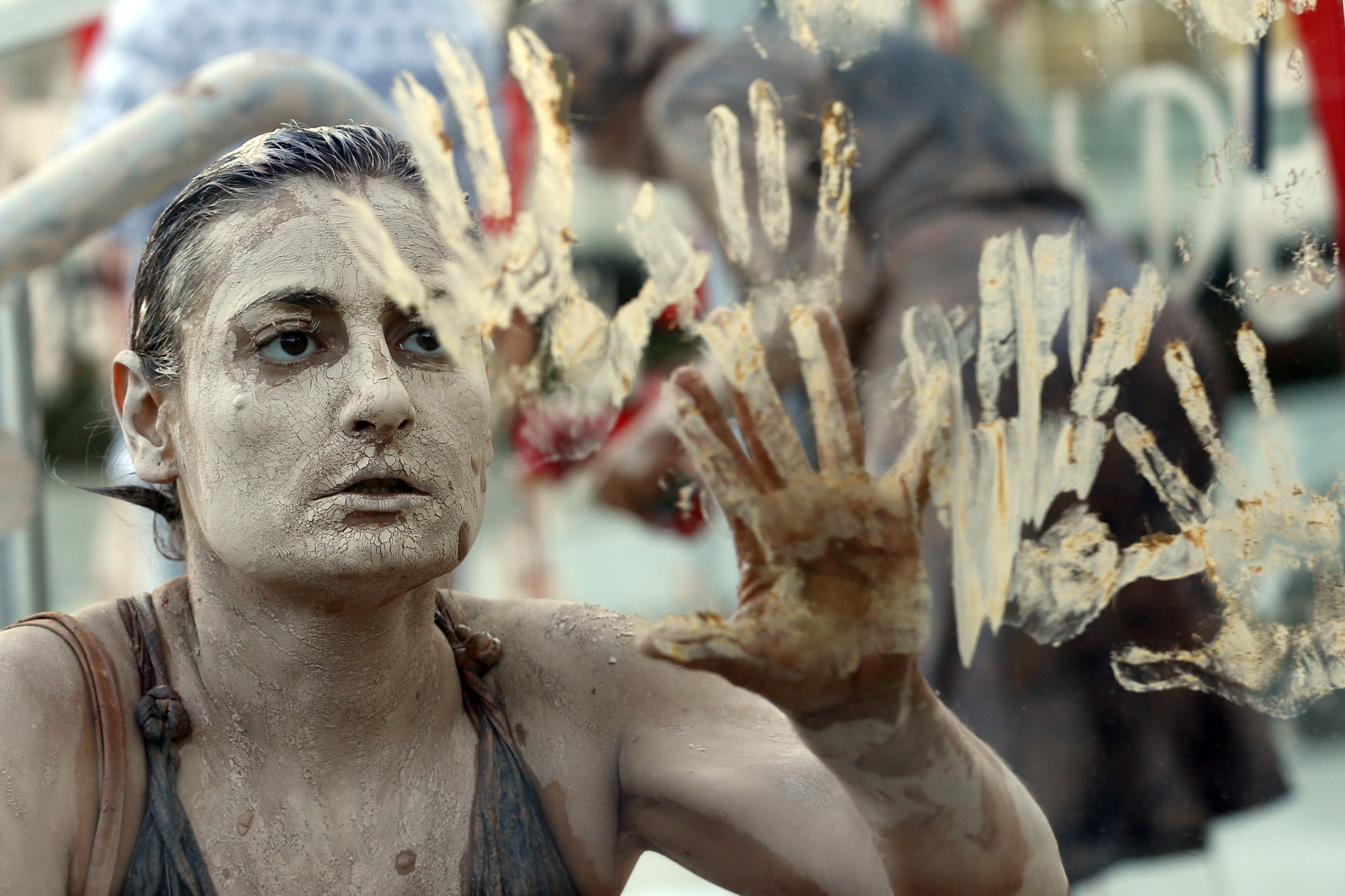 Expressão de Urgência: Mulher com Rosto Rachado e Mãos Sujas