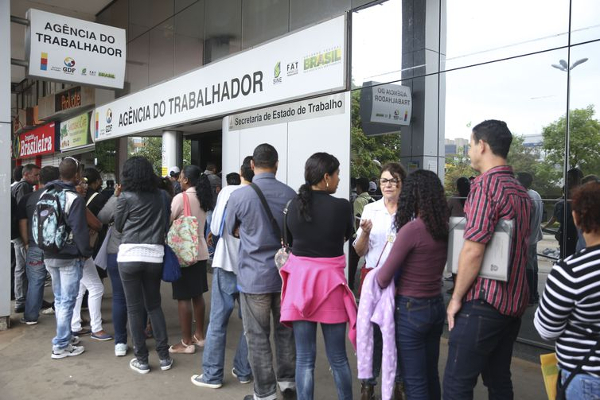 Fila na Agência do Trabalhador