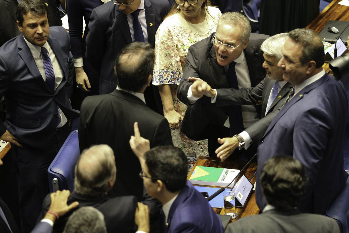 Tensão Política: Confronto e Indignação em Sessão Parlamentar