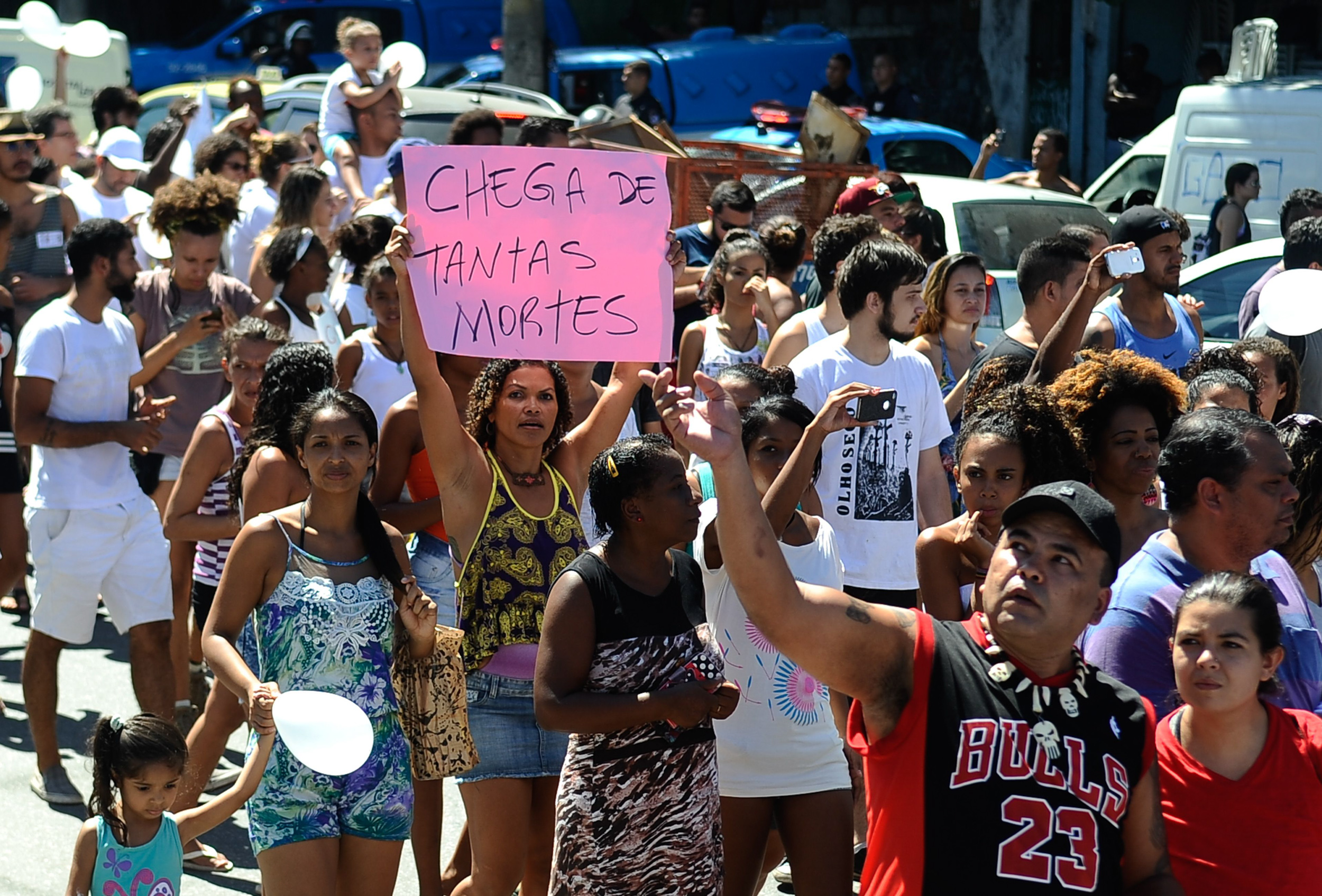 Multidão protesta: Chega de Tantas Mortes