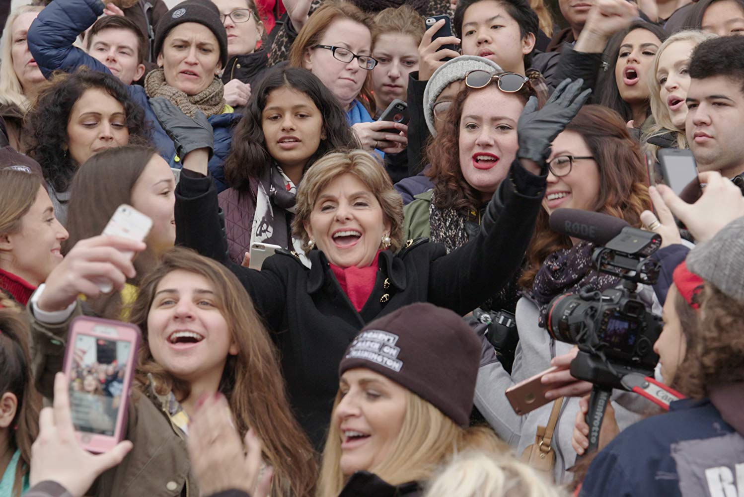 Mulheres celebrando em manifestação: união e esperança