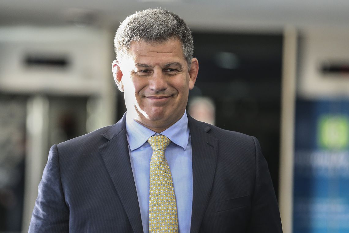 Homem de terno sorrindo: Confiança e profissionalismo