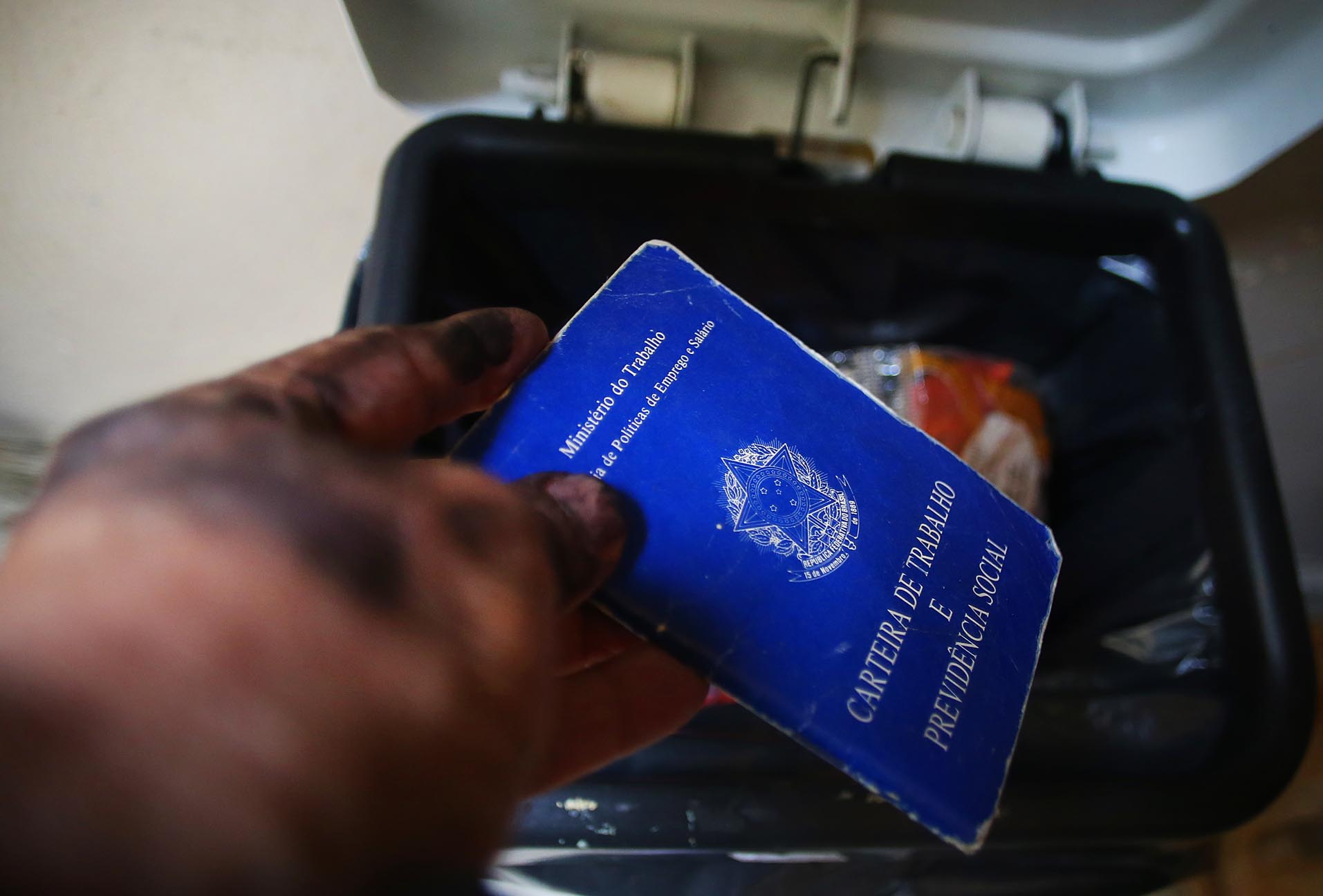 Descarte da Carteira de Trabalho: Símbolo de Desemprego e Crise