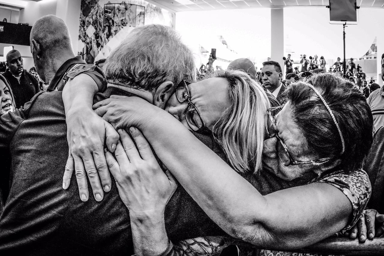 Abraço de Solidariedade: Emoção em Encontro Político