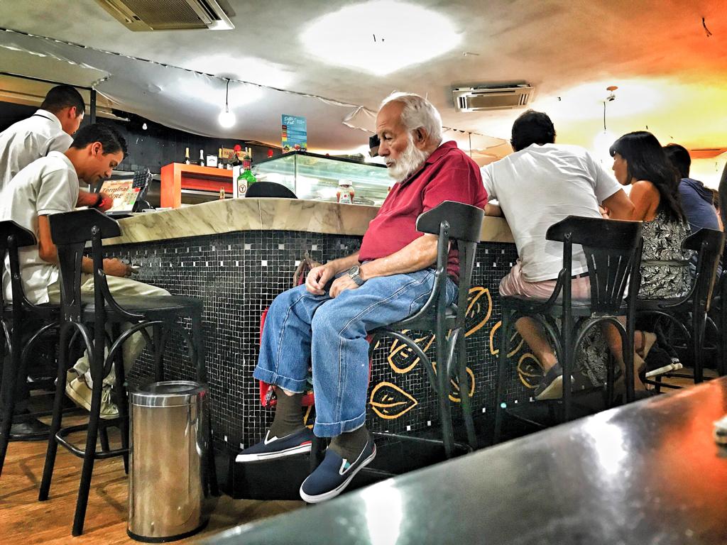 Cotidiano na Lanchonete: Interação Social e Geração Sênior