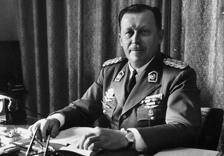 Juan Perón em seu escritório com uniforme militar