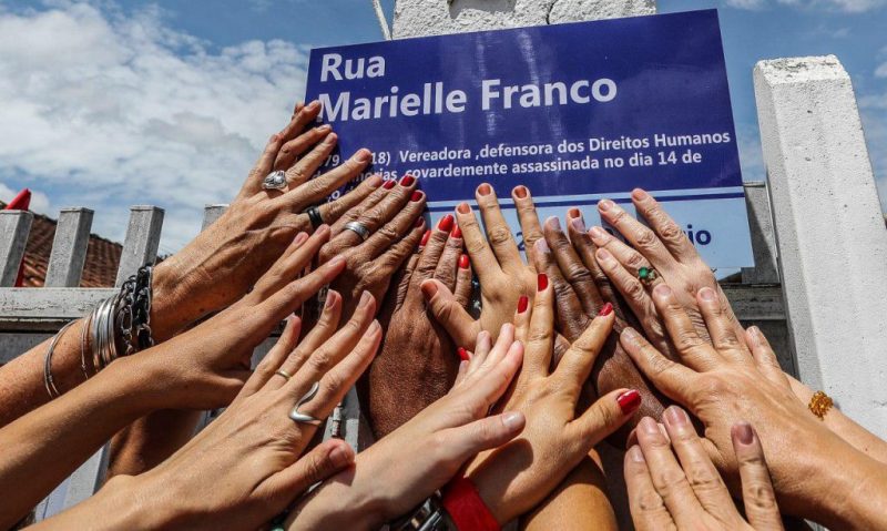 Mãos em Solidariedade na Placa Rua Marielle Franco