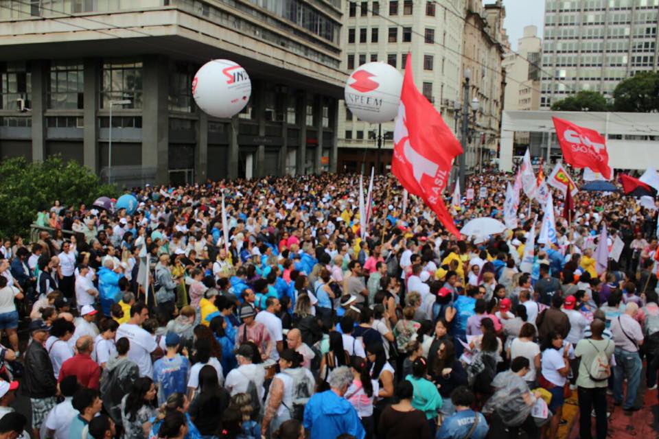 Multidão em Manifestação Política e Sindical no Brasil