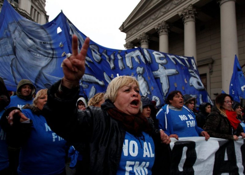 Manifestação popular contra FMI: Mulher clama por justiça