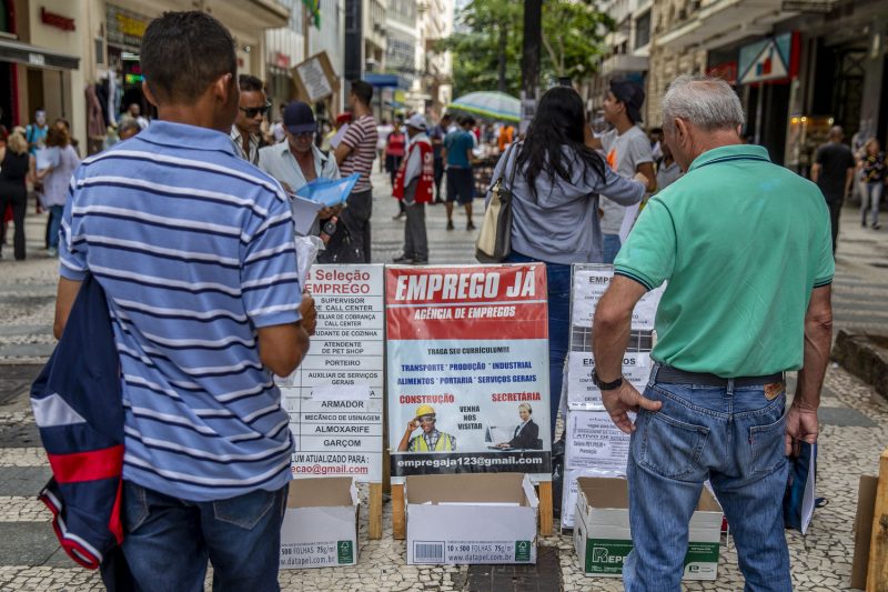 Busca por Emprego: A Realidade Urbana Brasileira