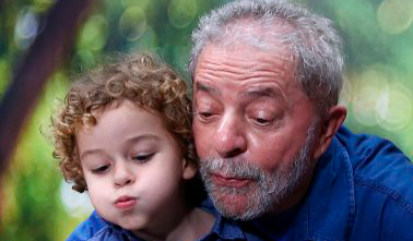 Lula e Criança: Ternura e Conexão Geracional