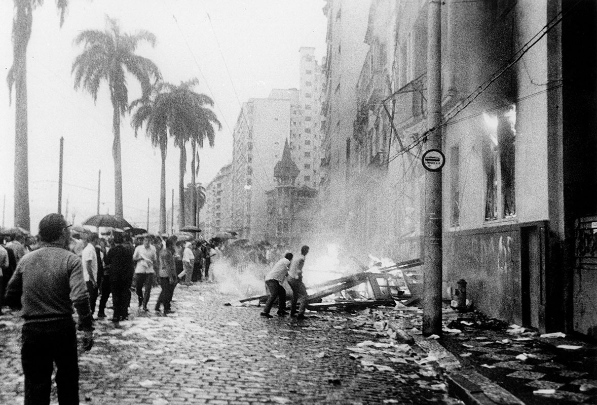 Conflito Urbano: Fogo, Multidão e Destruição na Rua