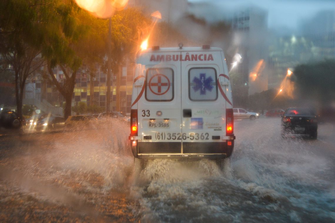 Ambulância em Enchente: Emergência Urbana e Impacto Climático