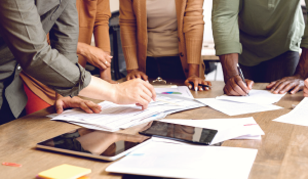 Reunião de Equipe: Colaboração e Análise Estratégica