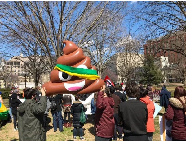 Manifestação Cívica: Crítica Simbólica com Emoji de Cocô